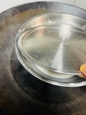 Die Mochi-Füllung zubereiten (während der Fermentation, um Zeit zu sparen)
Mochi-Zubereitung: Maisstärke, Klebreismehl, Zucker und Milch vermischen, sieben und 15–20 Minuten dämpfen (bis kein trockenes Pulver mehr vorhanden ist). Durch das Sieben wird das Mochi feiner, und das gründliche Dämpfen sorgt für eine zähe Konsistenz.