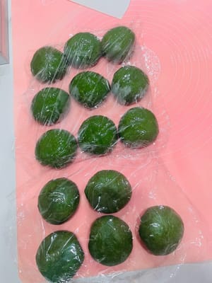 Shaping and Filling (Two Steps, No Hassle, No Sticking)
(1) Rounding, Moisturizing, and Relaxing
Sprinkle a thin layer of flour on the surface of the risen dough (to prevent sticking), and divide it into 6 equal portions using a scraper; roll each portion into a smooth small ball, cover with plastic wrap to keep moist, and let it rest for 15 minutes.
Rounding makes the dough structure finer; covering with plastic wrap prevents the surface from drying out and cracking, and resting for 15 minutes allows the gluten to