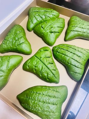 Einschneiden und Mehl sieben: Nachdem der Teig aufgegangen ist, ritzen Sie die Oberfläche mit einem Messer nach Belieben ein (meine Klinge ist nicht ganz stumpf). Sieben Sie anschließend eine dünne Schicht Mehl darüber (erst einschneiden, dann sieben; die Reihenfolge nicht vertauschen). Berühren Sie das Brot nach dem Sieben nicht mehr. Heizen Sie gleichzeitig den Backofen auf 160 °C (325 °F) vor.

Der Teig geht ein zweites Mal auf, ohne ihn anzudrücken, damit die Luftbläschen erhalten bleiben. Durch das Andrücken wird der Teig zu einem dichten, unappetitlichen Teig. Das Einschneiden vor dem Sieben verhindert, dass Mehl in die Einschnitte fällt und das Aussehen beeinträchtigt. Das gleichzeitige Vorheizen des Backofens spart Zeit und ermöglicht das direkte Backen nach dem Gehen, wodurch das Brot lockerer wird.