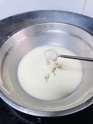 Die Mochi-Füllung zubereiten (während der Fermentation, um Zeit zu sparen)
Mochi-Zubereitung: Maisstärke, Klebreismehl, Zucker und Milch vermischen, sieben und 15–20 Minuten dämpfen (bis kein trockenes Pulver mehr vorhanden ist). Durch das Sieben wird das Mochi feiner, und das gründliche Dämpfen sorgt für eine zähe Konsistenz.