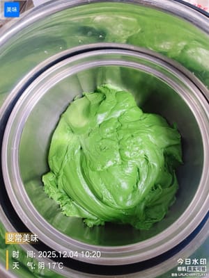 Erste Gärung (für eine lockere Konsistenz) Den gekneteten Teig bei 30 °C (Backofen/Gärtopf, mit einer Schüssel Wasser daneben, um die Luftfeuchtigkeit zu erhalten) gehen lassen, bis er sich verdoppelt hat. Um zu prüfen, ob der Teig fertig ist, mit einem angefeuchteten Finger ein Loch hineindrücken; wenn sich das Loch nicht zusammenzieht, ist der Teig fertig.

30 °C ist die optimale Temperatur für die Hefetätigkeit; die Luftfeuchtigkeit verhindert, dass der Teig austrocknet.