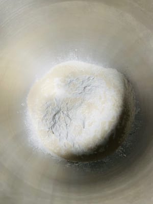 Zutaten vorbereiten + mischen (erster Schritt: alle Zutaten abwiegen): Alle Zutaten, einschließlich Weizenmehl mit hohem Glutengehalt, Matcha-Pulver, Kristallzucker, Salz, Hefe, Milch und Eiklar, in die Rührschüssel geben (Butter noch nicht hinzufügen).