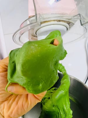 Zuerst kneten (für eine Glutenentwicklung von 80 %): Den Teig 2 Minuten auf niedriger Stufe kneten (um die trockenen und flüssigen Zutaten gut zu vermengen und Klümpchen zu vermeiden). Anschließend auf hohe Stufe schalten und 6 Minuten kneten, bis sich der Teig zu einer dünnen Membran mit gezackten Rändern an der Öffnung ausziehen lässt.

Eine Glutenentwicklung von 80 % zeigt die beginnende Glutenbildung an. Dadurch lässt sich nach dem Hinzufügen der Butter leichter eine elastische, durchscheinende Membran kneten, die nicht zerbröselt.