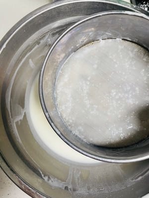 Die Mochi-Füllung zubereiten (während der Fermentation, um Zeit zu sparen)
Mochi-Zubereitung: Maisstärke, Klebreismehl, Zucker und Milch vermischen, sieben und 15–20 Minuten dämpfen (bis kein trockenes Pulver mehr vorhanden ist). Durch das Sieben wird das Mochi feiner, und das gründliche Dämpfen sorgt für eine zähe Konsistenz.