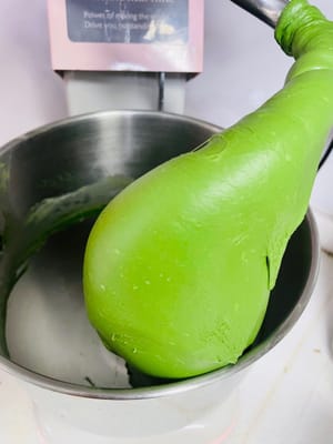 Zweiter Knetvorgang (kneten, bis sich ein Glutenfenster bildet)
8 Minuten bei mittlerer bis hoher Geschwindigkeit kneten, bis sich der Teig zu einer dicken, handschuhförmigen Membran mit glatten Rändern ausziehen lässt.

Das Glutenfenster ist der Schlüssel zu einem weichen, saftigen Brot nach europäischer Art (sieht toll aus, oder? Ich bin ein bisschen stolz auf mich!).