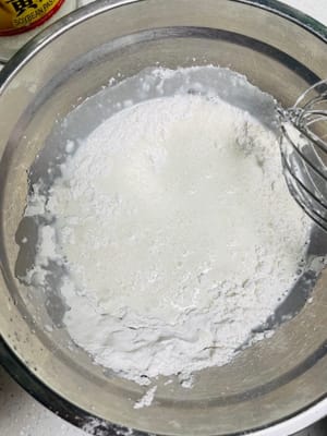 Die Mochi-Füllung zubereiten (während der Fermentation, um Zeit zu sparen)
Mochi-Zubereitung: Maisstärke, Klebreismehl, Zucker und Milch vermischen, sieben und 15–20 Minuten dämpfen (bis kein trockenes Pulver mehr vorhanden ist). Durch das Sieben wird das Mochi feiner, und das gründliche Dämpfen sorgt für eine zähe Konsistenz.