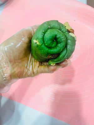 Nut Toast (I made double the recipe): Sprinkle the remaining dough with a little flour, roll it out into a thin rectangle, spread chopped nuts evenly on top, and roll it up tightly from one end, pinching the seam side down.
Rolling it tightly prevents it from unraveling during baking, and pinching the seam side down prevents it from cracking during baking.