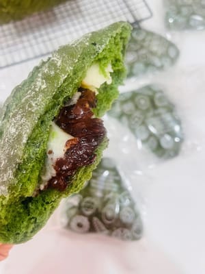 Baking (Keep a close eye on the oven to prevent burning/overcooking!)
Matcha Soft European Bread: Bake at 160°C (325°F) for 20 minutes. Remember to cover with aluminum foil around the 10-minute mark (to prevent the surface from burning). Every oven is different, so check on it frequently during baking to prevent it from becoming too dry or burnt.
Nut Matcha Toast Rolls: Set a conventional oven to 100°C (top heat) and 220°C (bottom heat). Place on the bottom rack to bake (this ensures the bottom bakes through without over-browning). Also, cover with aluminum foil after 10 minutes to prevent the nuts and matcha powder on the surface from burning.
Putting on the bottom rack in a conventional oven helps prevent the bottom from stale. Different ovens have different temperatures, so keep a close eye on the bread while baking for the perfect texture.