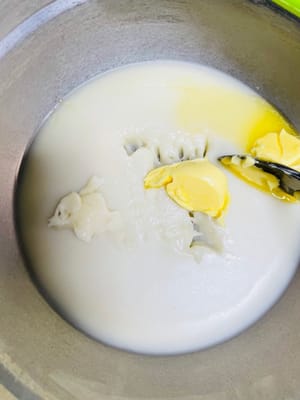 Die Mochi-Füllung zubereiten (während der Fermentation, um Zeit zu sparen)
Mochi-Zubereitung: Maisstärke, Klebreismehl, Zucker und Milch vermischen, sieben und 15–20 Minuten dämpfen (bis kein trockenes Pulver mehr vorhanden ist). Durch das Sieben wird das Mochi feiner, und das gründliche Dämpfen sorgt für eine zähe Konsistenz.