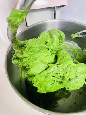 Butter hinzufügen (in einem separaten Schritt): Die weiche Butter in kleine Stücke schneiden und bei niedriger Geschwindigkeit etwa 3 Minuten lang kneten, damit die Butter langsam in den Teig eingearbeitet wird und dieser nicht an den Seiten der Schüssel kleben bleibt.