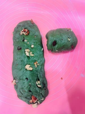 Nusstoast (ich habe die doppelte Menge zubereitet): Den restlichen Teig mit etwas Mehl bestäuben, zu einem dünnen Rechteck ausrollen, die gehackten Nüsse gleichmäßig darauf verteilen und von einem Ende her fest aufrollen. Die Nahtseite nach unten drücken.

Durch das feste Aufrollen wird verhindert, dass sich der Toast beim Backen öffnet, und durch das Zusammendrücken der Nahtseite nach unten wird ein Einreißen verhindert.