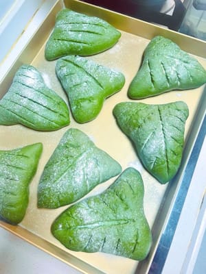 Einschneiden und Mehl sieben: Nachdem der Teig aufgegangen ist, ritzen Sie die Oberfläche mit einem Messer nach Belieben ein (meine Klinge ist nicht ganz stumpf). Sieben Sie anschließend eine dünne Schicht Mehl darüber (erst einschneiden, dann sieben; die Reihenfolge nicht vertauschen). Berühren Sie das Brot nach dem Sieben nicht mehr. Heizen Sie gleichzeitig den Backofen auf 160 °C (325 °F) vor.

Der Teig geht ein zweites Mal auf, ohne ihn anzudrücken, damit die Luftbläschen erhalten bleiben. Durch das Andrücken wird der Teig zu einem dichten, unappetitlichen Teig. Das Einschneiden vor dem Sieben verhindert, dass Mehl in die Einschnitte fällt und das Aussehen beeinträchtigt. Das gleichzeitige Vorheizen des Backofens spart Zeit und ermöglicht das direkte Backen nach dem Gehen, wodurch das Brot lockerer wird.