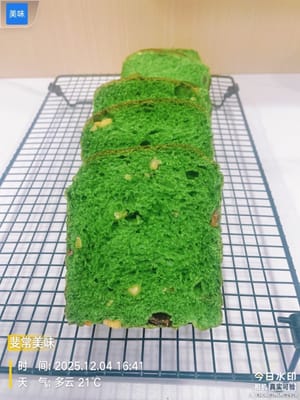 Backen (Achten Sie gut auf den Ofen, damit nichts anbrennt!)
Matcha-Weichbrot: Bei 160 °C (325 °F) 20 Minuten backen. Nach etwa 10 Minuten mit Alufolie abdecken (um ein Verbrennen der Oberfläche zu verhindern). Da jeder Ofen anders ist, sollten Sie das Brot während des Backens regelmäßig kontrollieren, damit es nicht zu trocken oder zu dunkel wird.

Matcha-Nussbrötchen: Heizen Sie Ihren Backofen auf 100 °C (Ober-/Unterhitze) und 220 °C (Unterhitze) vor. Backen Sie die Brötchen auf der untersten Schiene (so wird der Boden gleichmäßig durchgebacken, ohne zu bräunen). Decken Sie sie nach 10 Minuten mit Alufolie ab, damit die Nüsse und das Matcha-Pulver auf der Oberfläche nicht verbrennen.

Das Backen auf der untersten Schiene verhindert, dass der Boden trocken wird. Da jeder Ofen anders ist, sollten Sie das Brot während des Backens gut im Auge behalten, um die perfekte Konsistenz zu erreichen.