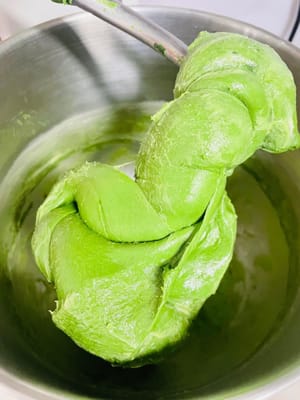 Add butter (add in a separate step): Cut the softened butter into small pieces, knead on low speed for about 3 minutes to allow the butter to be slowly incorporated into the dough and prevent it from sticking to the sides of the bowl.