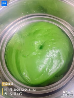 First Fermentation (for a fluffy texture) Place the kneaded dough in a 30°C environment (oven/proofing pot, with a bowl of water nearby to maintain humidity) and let it rise until it doubles in size. To test if it's ready, poke a hole with a wet finger; if the hole doesn't shrink back or collapse, it's ready.
30°C is the optimal temperature for yeast activity; maintaining humidity prevents the dough from drying out.