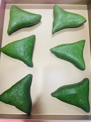 (2) Filling and Shaping Take a relaxed dough ball, flatten it with your palm, then roll it into a circle. Place the mochi filling and chopped nuts in the center, and pinch it together from one end to the middle, sealing the opening tightly (pinch several times to prevent the filling from leaking out during baking). Alternatively, shape it as you like.
Tip: If you don't know how to roll or fold, just watch the video I posted; it's super easy to follow the steps!