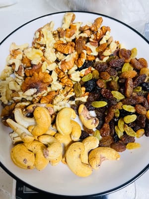 Prepare Nuts
Prepare your favorite ingredients such as roasted walnuts, raisins, and dried cranberries. Don't chop them too finely.
Adding nuts/dried fruit enhances the texture and flavor.