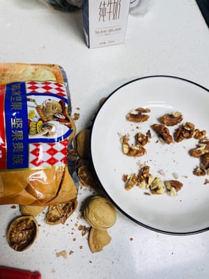 Nüsse vorbereiten
Bereiten Sie Ihre Lieblingszutaten wie geröstete Walnüsse, Rosinen und getrocknete Cranberries vor. Hacken Sie sie nicht zu fein.
Nüsse und Trockenfrüchte verbessern die Textur und den Geschmack.