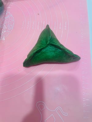 (2) Füllen und Formen: Nehmen Sie einen lockeren Teigball, drücken Sie ihn mit der Handfläche flach und rollen Sie ihn zu einem Kreis aus. Geben Sie die Mochi-Füllung und die gehackten Nüsse in die Mitte und drücken Sie die Öffnung von einem Ende zur Mitte hin fest zusammen (drücken Sie mehrmals, damit die Füllung beim Backen nicht ausläuft). Alternativ können Sie den Teig auch nach Belieben formen.

Tipp: Falls Sie nicht wissen, wie man rollt oder faltet, schauen Sie sich einfach das Video an, das ich gepostet habe; die Schritte sind ganz einfach!