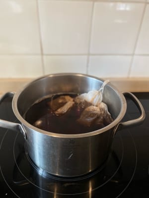 水煲滾後，將茶包浸泡 7 分鐘