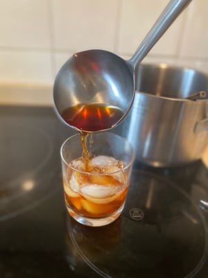 當你的茶泡好後，將茶倒在冰塊上