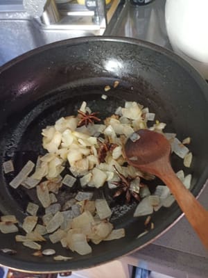 Sofreír la cebolla y el anís estrellado hasta que desprendan un aroma fragante, apagar el fuego.