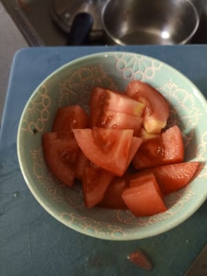 Lavar y cortar los tomates