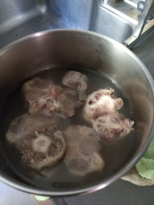 Lavar bien el rabo de buey, cocerlo brevemente, luego lavarlo y escurrirlo.