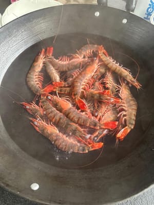 ใส่น้ำเดือดลงในหม้อน้ำเดือด ใส่เหล้าข้าวลงไป แล้วนำกุ้งลงไปต้มประมาณ 3 นาที