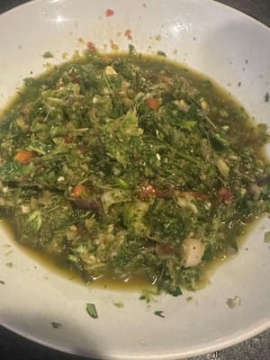 นำส่วนผสมทั้งหมดไปปั่นในเครื่องปั่นพร้อมกับซีอิ๊ว น้ำปลา และน้ำตาล