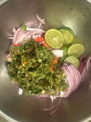 สุดท้าย นำไปผสมกับซอสปรุงรสที่เตรียมไว้