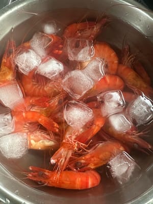 ถ้าเป็นไปได้ ให้ใส่น้ำแข็งก้อนลงไปด้วย เพื่อช่วยคงสภาพเนื้อสัมผัสของกุ้ง