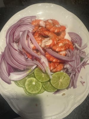 ตามด้วยหอมแดงหั่นบางๆ