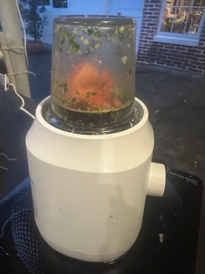 นำส่วนผสมทั้งหมดไปปั่นในเครื่องปั่นพร้อมกับซีอิ๊ว น้ำปลา และน้ำตาล