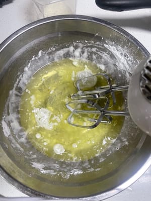 달걀흰자에 옥수수전분 10g과 레몬즙 몇 방울을 넣고 거품기로 세게 휘젓습니다.

설탕 40g을 세 번에 나누어 넣고, 거품기를 들어 올렸을 때 단단한 뿔 모양이 될 때까지 계속 휘젓습니다.