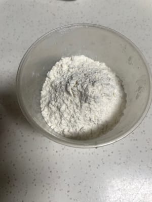 먼저, 나중에 혼란스러워지지 않도록 개별적으로 무게를 재야 하는 모든 재료(초콜릿 코인 20개, 코코아 파우더 10g, 백설탕 40g, 저글루텐 밀가루 70g, 옥수수 전분 10g)의 무게를 미리 재어 두세요.