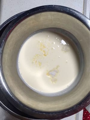 오레오 솔티드 크림 휘핑 (케이크가 식는 동안 만들기)

생크림 250g + 소금 2g + 설탕 20g을 넣고 휘핑을 시작합니다.

크림이 70~80% 정도 단단해질 때까지 (선은 보이지만 여전히 부을 수 있는 정도) 휘핑한 후 오레오 쿠키 크럼블을 넣습니다.

크림이 완전히 굳어질 때까지 (필링이 무너지지 않도록 단단한 질감이 될 때까지) 계속 휘핑합니다.

더운 날씨 주의사항: 휘핑하는 동안 에어컨을 계속 켜두고, 휘핑 볼 아래에 얼음물을 담은 그릇을 놓아주세요. 그렇지 않으면 크림이 심하게 녹을 수 있습니다.