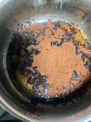 계량한 초콜릿 칩과 코코아 파우더를 넣고 저어주면서 녹입니다.