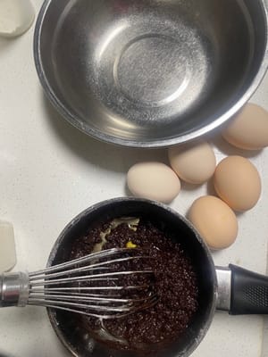 기름과 물이 전혀 없는 큰 그릇을 준비하세요 (나중에 달걀흰자를 휘젓는 데 사용할 것이므로 이 단계를 건너뛰지 마세요!).