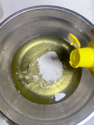 달걀흰자에 옥수수전분 10g과 레몬즙 몇 방울을 넣고 거품기로 세게 휘젓습니다.

설탕 40g을 세 번에 나누어 넣고, 거품기를 들어 올렸을 때 단단한 뿔 모양이 될 때까지 계속 휘젓습니다.