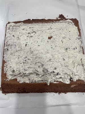 스위스 롤 버전: 식힌 케이크 베이스를 뒤집어 놓고 45도 각도로 가장자리를 잘라줍니다 (더 잘 맞도록). 가운데에 여러 개의 칼집을 넣어 말아 올리기 쉽게 합니다.

소금 크림을 바르고 가운데를 경사지게 만들어 말아 올렸을 때 모양이 예쁘게 나오도록 합니다.

단단히 말아 2시간 동안 냉장 보관하여 굳힙니다.

원형 케이크 버전: 식힌 케이크 베이스를 2~3등분으로 자릅니다 (취향에 따라).

짤주머니를 사용하여 케이크 시트 위에 소금 크림을 짜서 겹겹이 쌓아 올립니다.

맨 위에 크림을 한 겹 더 바르고 오레오 크럼블을 뿌려 장식합니다.