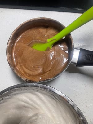 (먼저 오븐을 예열하세요) 머랭의 1/3을 초콜릿 혼합물에 넣고 N자 모양으로 접듯이 섞어주세요.