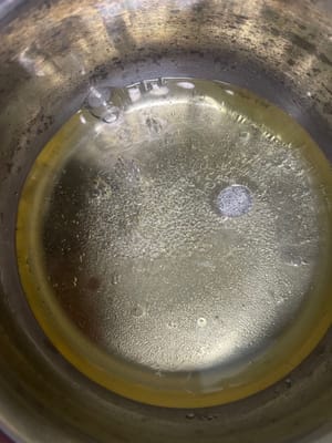 작은 냄비에 흰 설탕 20g, 물 55g, 옥수수유 55g을 넣으세요. 끓기 시작하면 불을 끄세요. 핵심 원칙: 설거지하는 그릇이 적을수록 좋습니다!