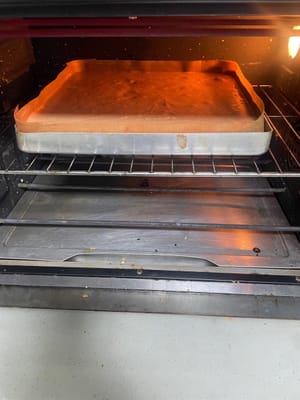 원하는 틀을 선택하고, 시간과 온도를 적절히 조절하세요 (시간 조절 가능): 28x28인치 베이킹 팬 (스위스 롤용): 달라붙지 않도록 베이킹 페이퍼를 깔고 160도에서 20분간 굽습니다. 6인치 원형 틀: 150도에서 45분간 굽습니다. 8인치 원형 틀: 150도에서 약 60분간 굽습니다.