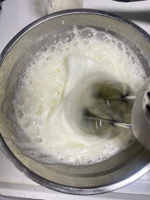 달걀흰자에 옥수수전분 10g과 레몬즙 몇 방울을 넣고 거품기로 세게 휘젓습니다.

설탕 40g을 세 번에 나누어 넣고, 거품기를 들어 올렸을 때 단단한 뿔 모양이 될 때까지 계속 휘젓습니다.