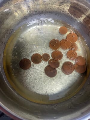 계량한 초콜릿 칩과 코코아 파우더를 넣고 저어주면서 녹입니다.