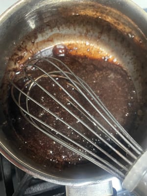 계량한 초콜릿 칩과 코코아 파우더를 넣고 저어주면서 녹입니다.