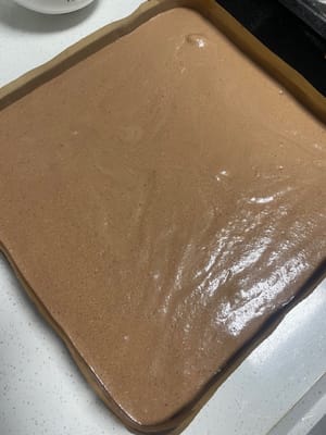 반죽을 틀에 붓고 몇 번 두드려 공기 방울을 제거합니다.