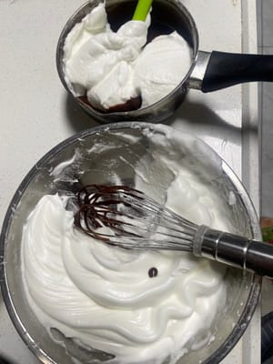 (먼저 오븐을 예열하세요) 머랭의 1/3을 초콜릿 혼합물에 넣고 N자 모양으로 접듯이 섞어주세요.