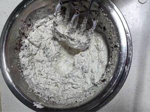 오레오 솔티드 크림 휘핑 (케이크가 식는 동안 만들기)

생크림 250g + 소금 2g + 설탕 20g을 넣고 휘핑을 시작합니다.

크림이 70~80% 정도 단단해질 때까지 (선은 보이지만 여전히 부을 수 있는 정도) 휘핑한 후 오레오 쿠키 크럼블을 넣습니다.

크림이 완전히 굳어질 때까지 (필링이 무너지지 않도록 단단한 질감이 될 때까지) 계속 휘핑합니다.

더운 날씨 주의사항: 휘핑하는 동안 에어컨을 계속 켜두고, 휘핑 볼 아래에 얼음물을 담은 그릇을 놓아주세요. 그렇지 않으면 크림이 심하게 녹을 수 있습니다.